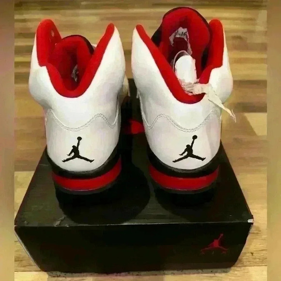 Air Jordan 5's retro size 8 white black and red - Picture 4 of 5